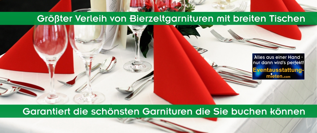 Breite Tische eingedeckt für Gala oder Firmenjubiläum mit roten Servietten passend zur Firmenfarbe.