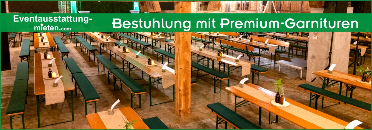 Breite Bierzelttische rustikal dekoriert für Firmenjubiläum mit Jute-Tischläufer und grünen Sitzpolstern.