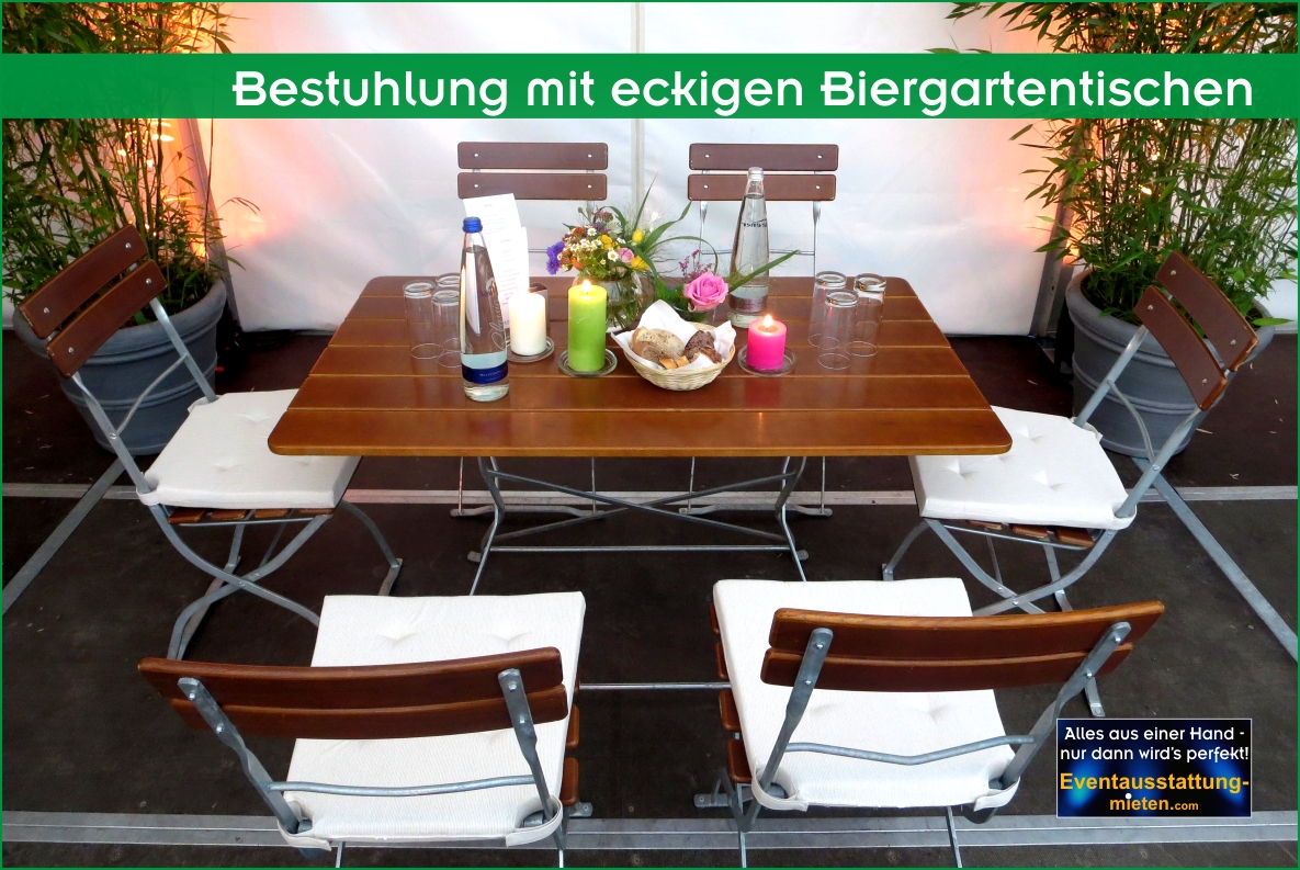 Eckiger Biergartentisch (Klapptisch) mit Tischdecko und Klapp-Stühle mit Polster.