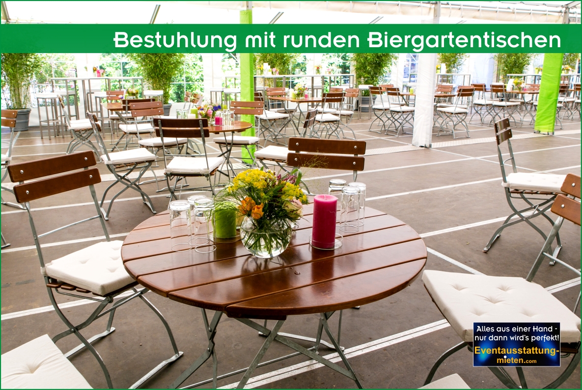Runder Biergartentisch (Klapptisch) mit Tischdeko und Klappstühlen mit cremefarbenen Polstern