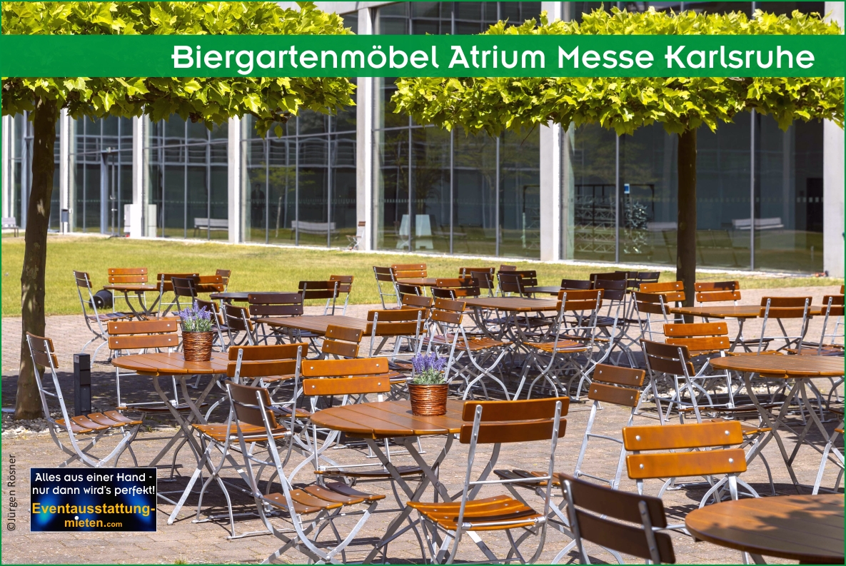 Runde Biergartentische (Klapptische) mit Klappstühlen im Atrium der Messe Karlsruhe